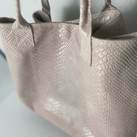 Faux Snakeskin Leather Adjustable Tote - Picture 12 of 13